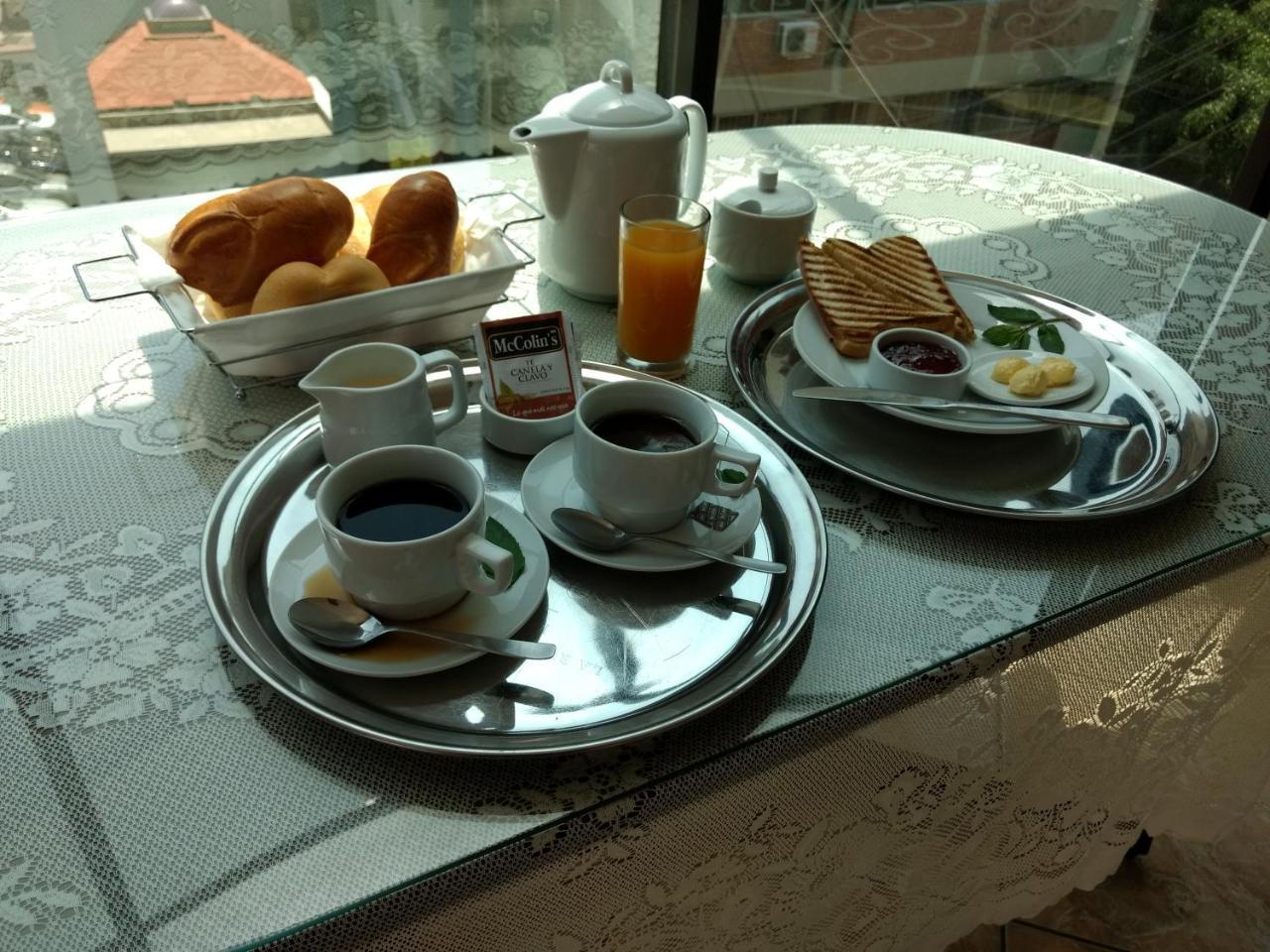 Hotel Solis Dies